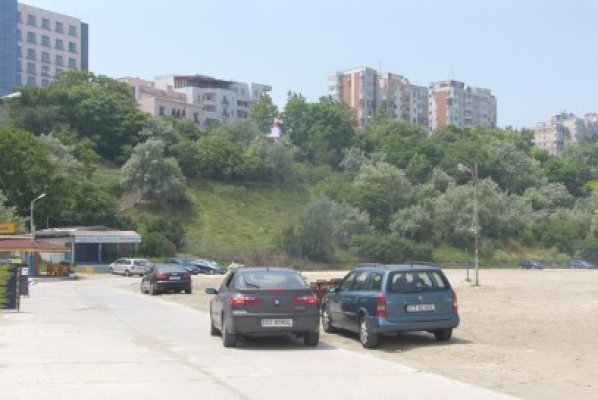 Maşinile stau parcate pe plajă, că şi-aşa n-are cine să sancţioneze şoferii